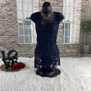 Women’s Lane Collection Blue Floral Embroidered Sleeveless Shirt (4x) EE04